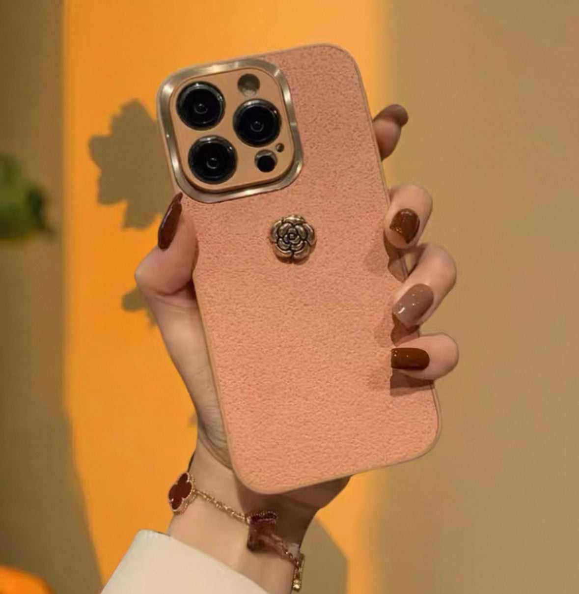 オーブの粉の色をした月坑模様の金輪付き椿デザインのファッションスマホケース (Fashionable phone case featuring camellias, golden rims, and a lunar pit pattern in lotus - root - powder color)(SJK072))