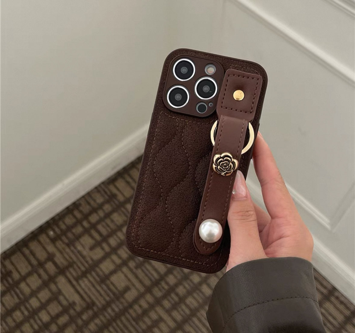 メランジェ色の革製山茶花ブレスレット付きスマホケース (Merlot - toned leather camellia wrist - strap phone case)(SJK039)