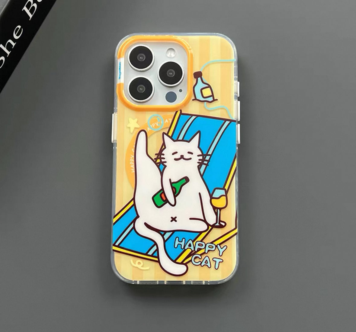 幸せそうな猫が休暇を楽しむ、可愛いスタイルのスマホケース (Cute - style phone case featuring happy cats on vacation)(SJK085)