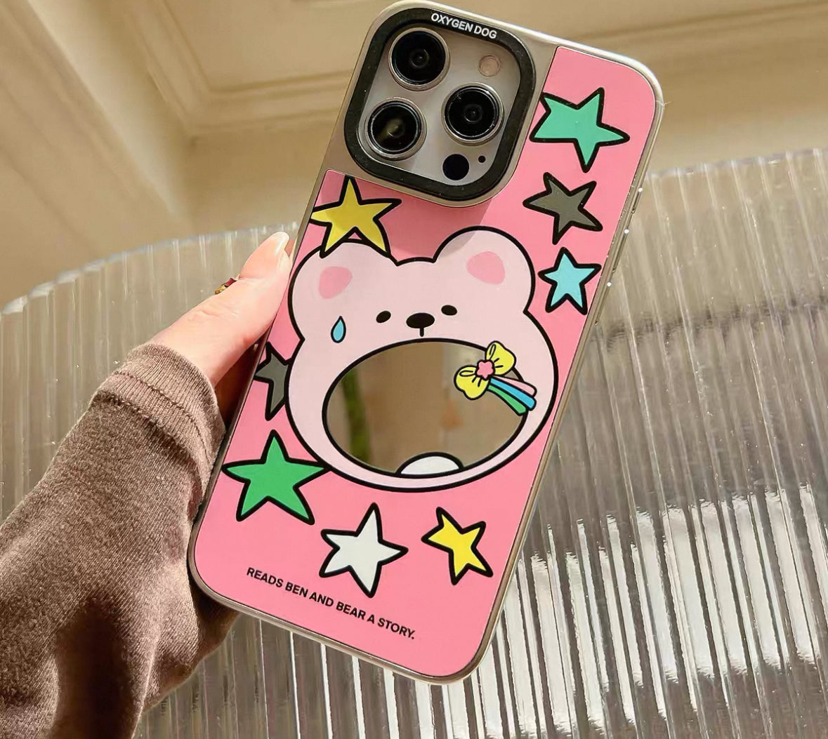ファンデーション色の星と小熊がデザインされ、鏡面仕上げのスマホケース (Phone case in foundation color, designed with stars and little bears, featuring a mirror - finished surface)(SJK088)