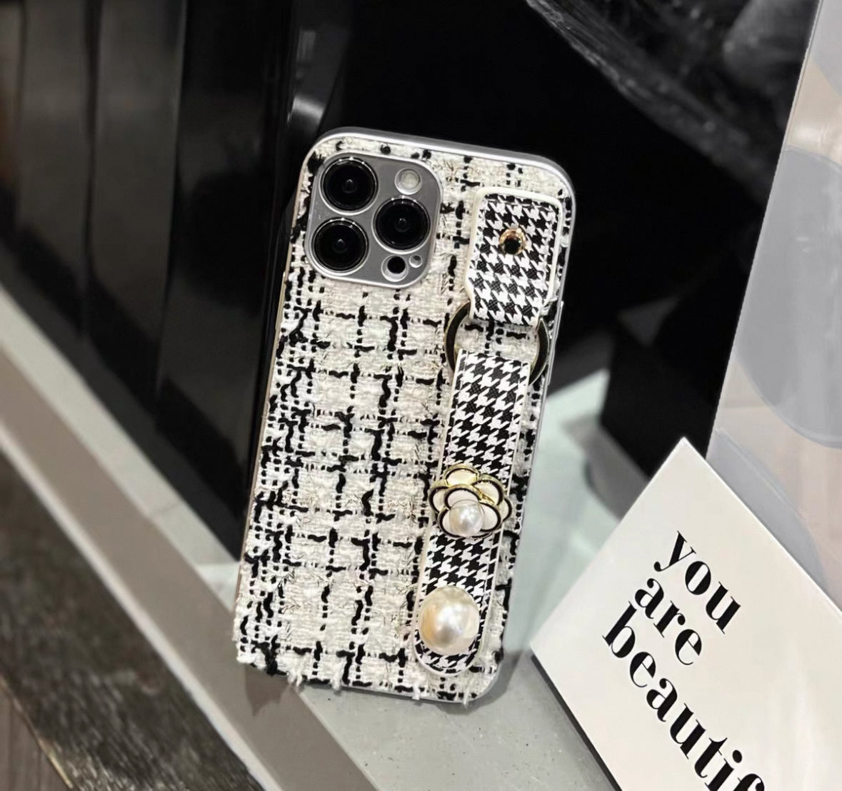 白黒の山茶花ブレスレット付きスマホケース (Black - and - white camellia wrist - strap phone case)(SJK049))