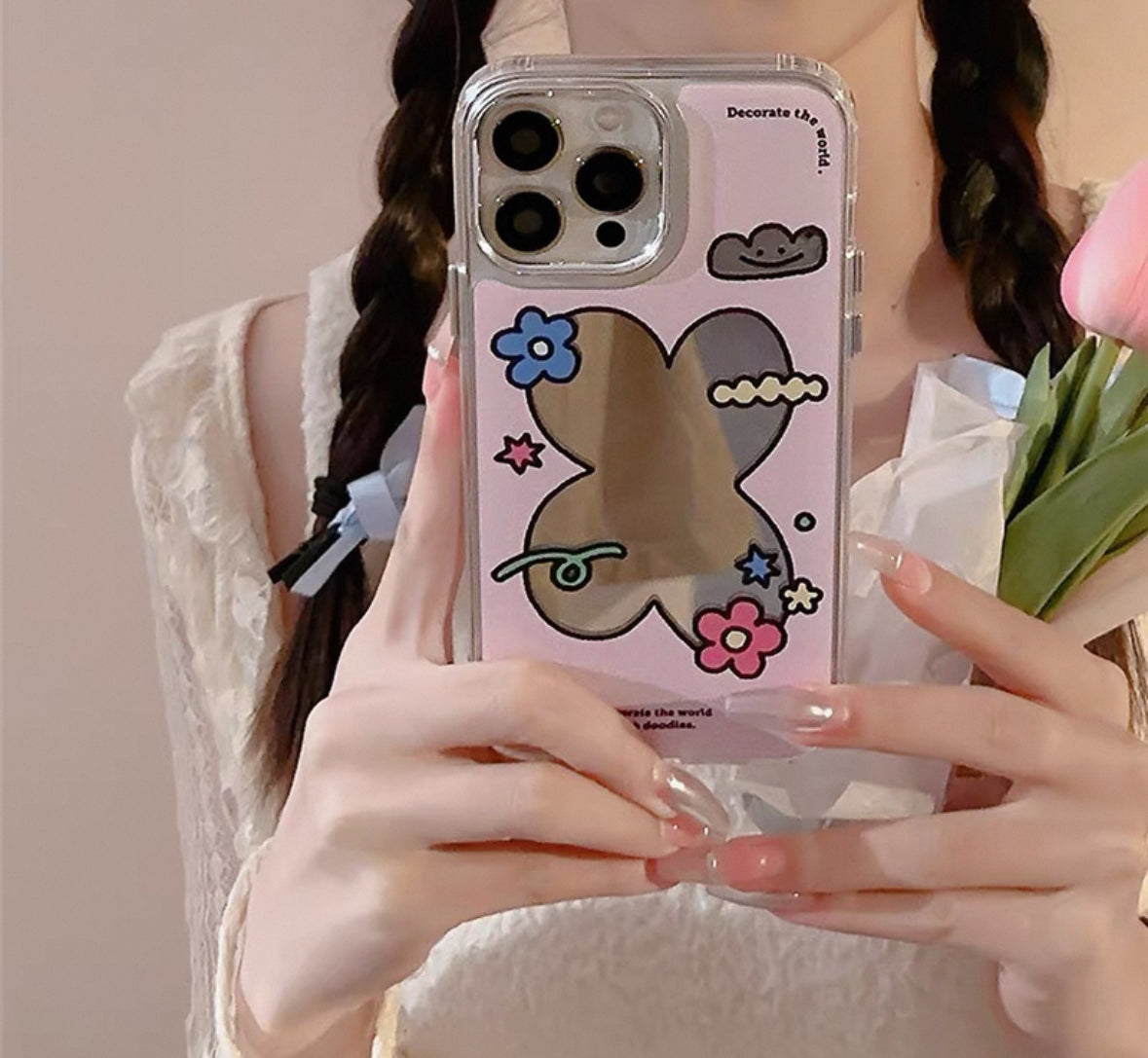 薄ピンク色で可愛い小花がデザインされ、鏡面仕上げで銀色のエッジを備えたスマホケース ( Light pink phone case featuring cute little flower designs. It has a mirror - finished surface and silver edges.)(SJK090)
