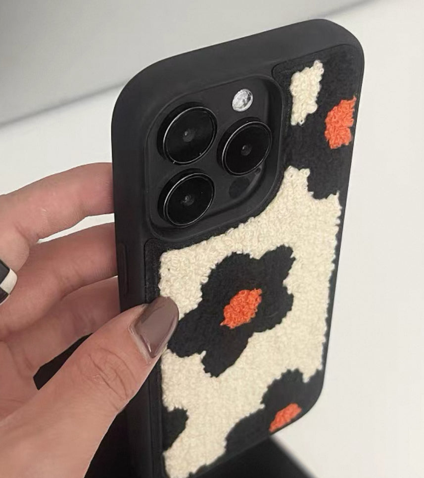 秋冬向けの刺繍とふわふわ花柄のスマホケース (Autumn - winter themed phone case with embroidered fluffy flower designs)(SJK048)