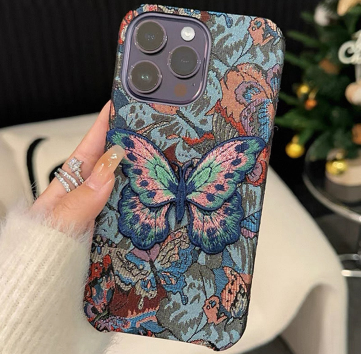 ヴィンテージな高級感を醸し出す立体刺繍バタフライデザインのスマホケース ( Vintage - style phone case with a three - dimensional embroidered butterfly design that exudes a sense of luxury)(SJK064)