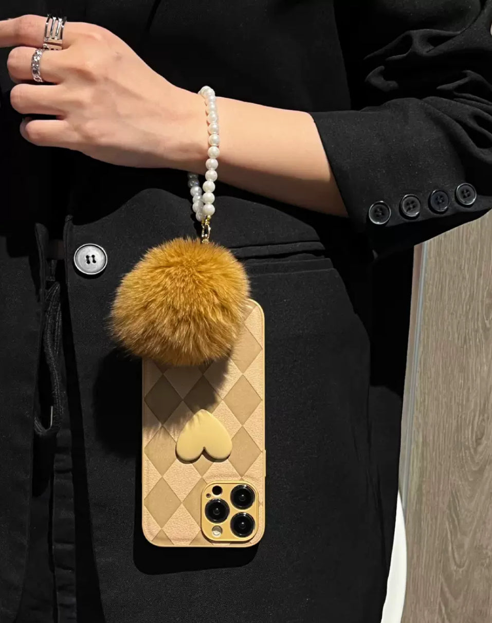 ダイヤモンドパターンとハート柄が施されたブラウン色のスマホケース ( Brown phone case with diamond - shaped grids and heart patterns)(SJK047))