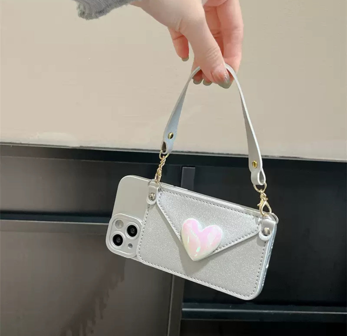 シルバー レーザー ハート形のウリスバンド付きスマホケース(Silver laser heart-shaped wristband phone case)(SJK052)