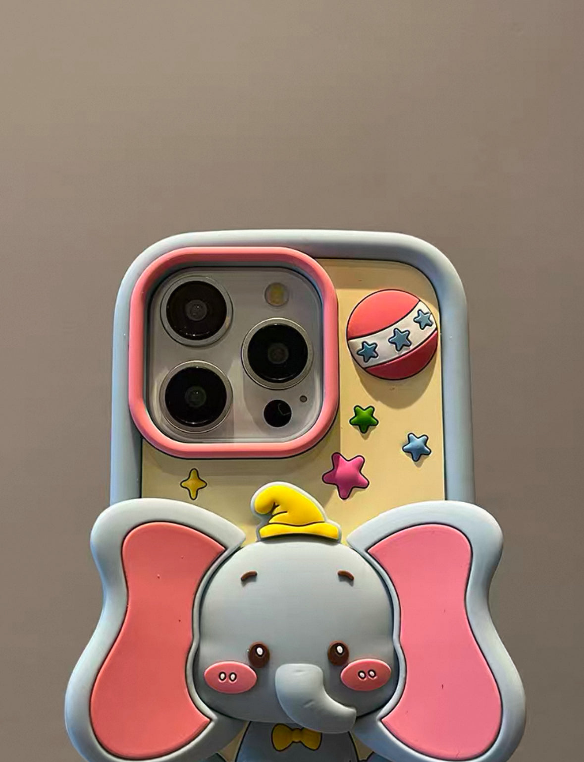 可愛らしいカートゥーンのダンボデザインで、スタンド付きのスマホケース ( Adorable cartoon Dumbo - designed phone case with a stand)(SJK063)