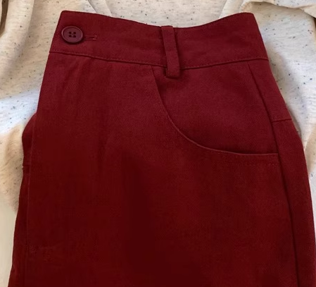 デニムのミニスカートですA denim miniskirt.