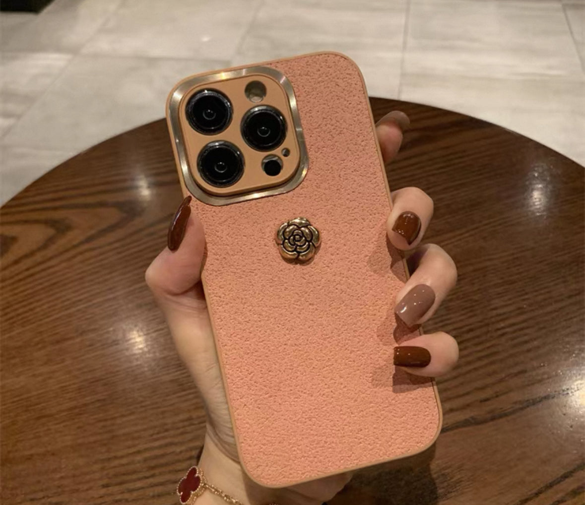 オーブの粉の色をした月坑模様の金輪付き椿デザインのファッションスマホケース (Fashionable phone case featuring camellias, golden rims, and a lunar pit pattern in lotus - root - powder color)(SJK072))