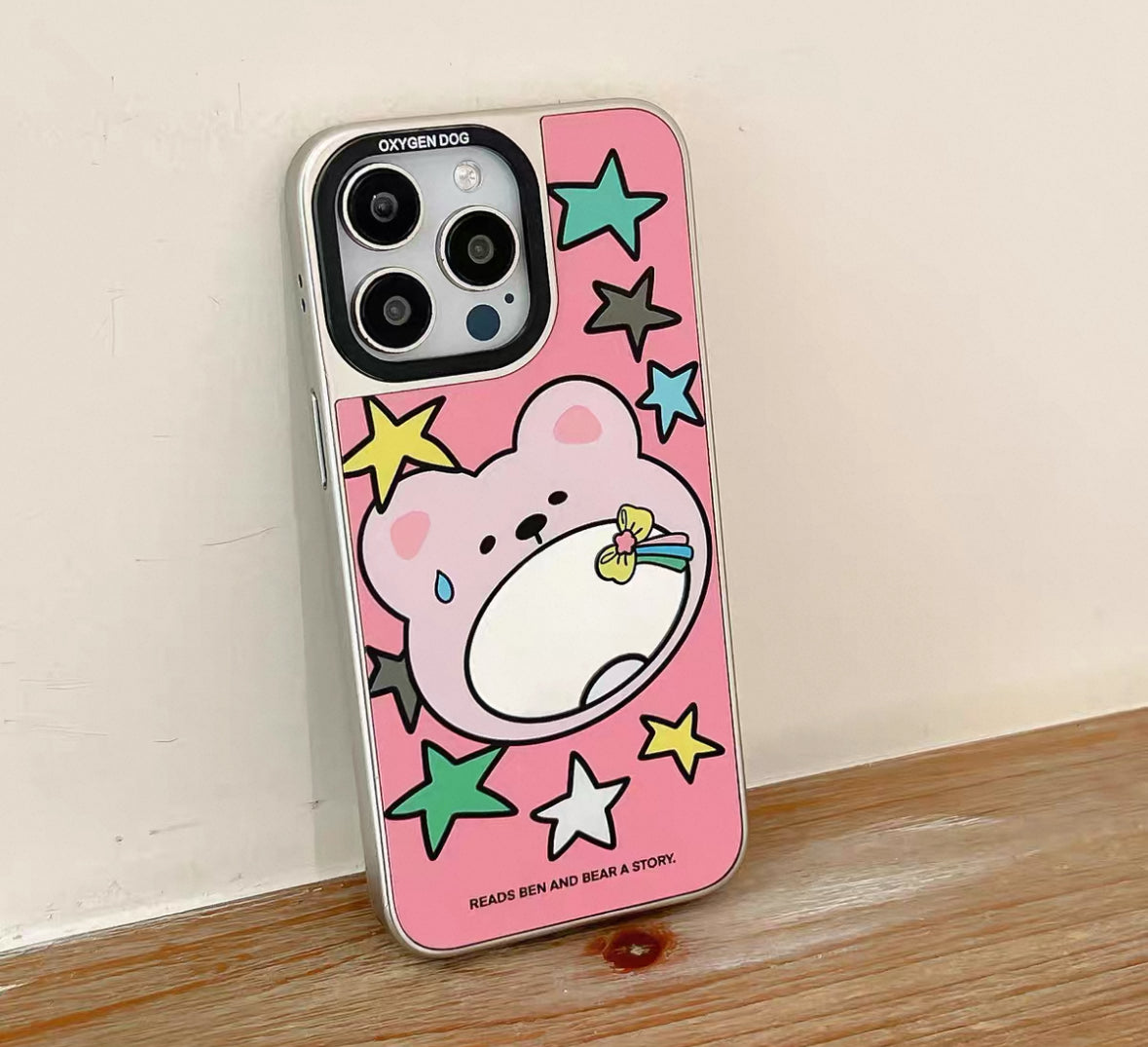 ファンデーション色の星と小熊がデザインされ、鏡面仕上げのスマホケース (Phone case in foundation color, designed with stars and little bears, featuring a mirror - finished surface)(SJK088)