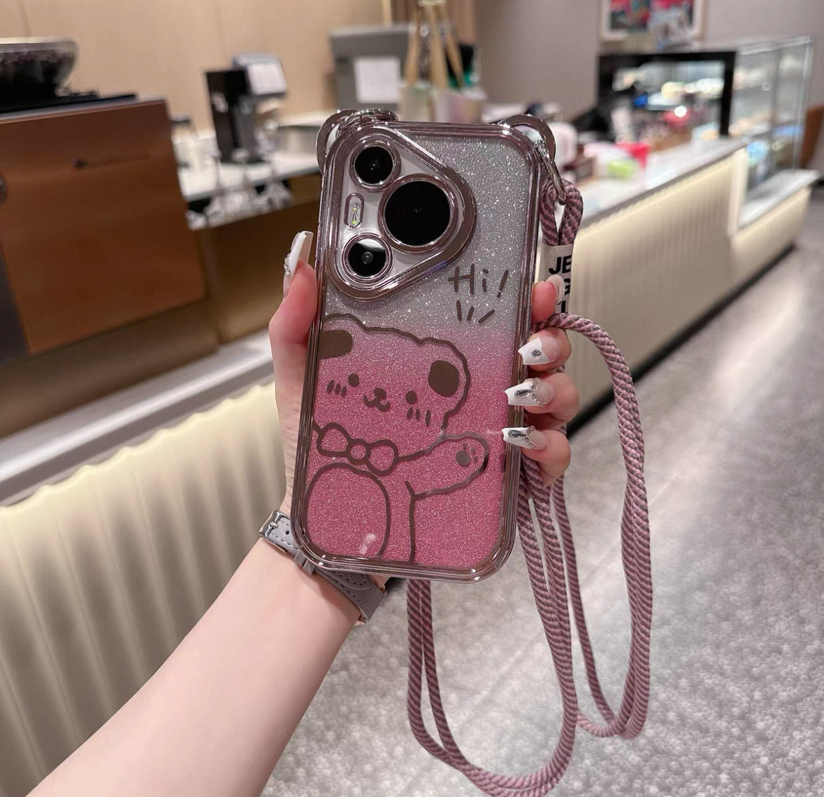ピンクの熊柄で、キラキラダイヤモンドダストが施されたスマホケース(Pink teddy - bear - themed phone case with glitter)(SJK031))
