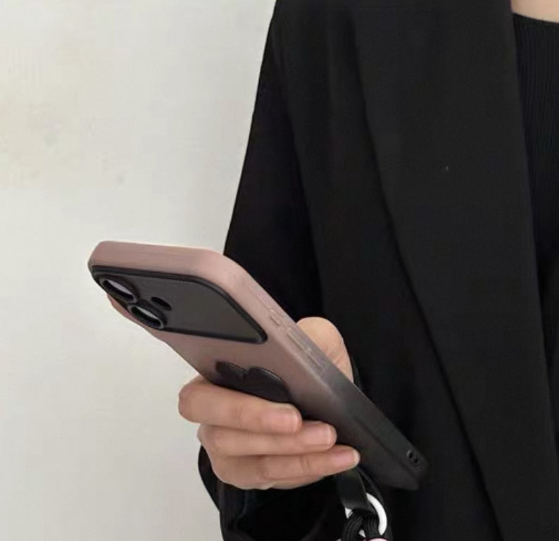 ピンクと黒のコントラストカラーで、ハートデザインのスマホケース (Pink and black contrast - colored phone case with a heart design)(SJK059)