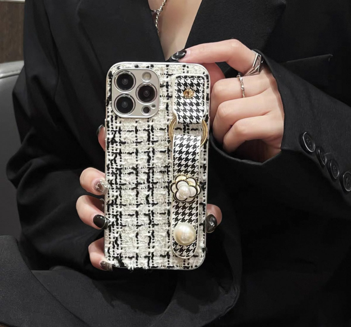 白黒の山茶花ブレスレット付きスマホケース (Black - and - white camellia wrist - strap phone case)(SJK049))