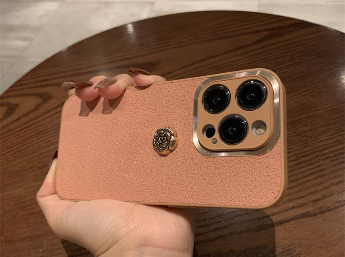 オーブの粉の色をした月坑模様の金輪付き椿デザインのファッションスマホケース (Fashionable phone case featuring camellias, golden rims, and a lunar pit pattern in lotus - root - powder color)(SJK072))