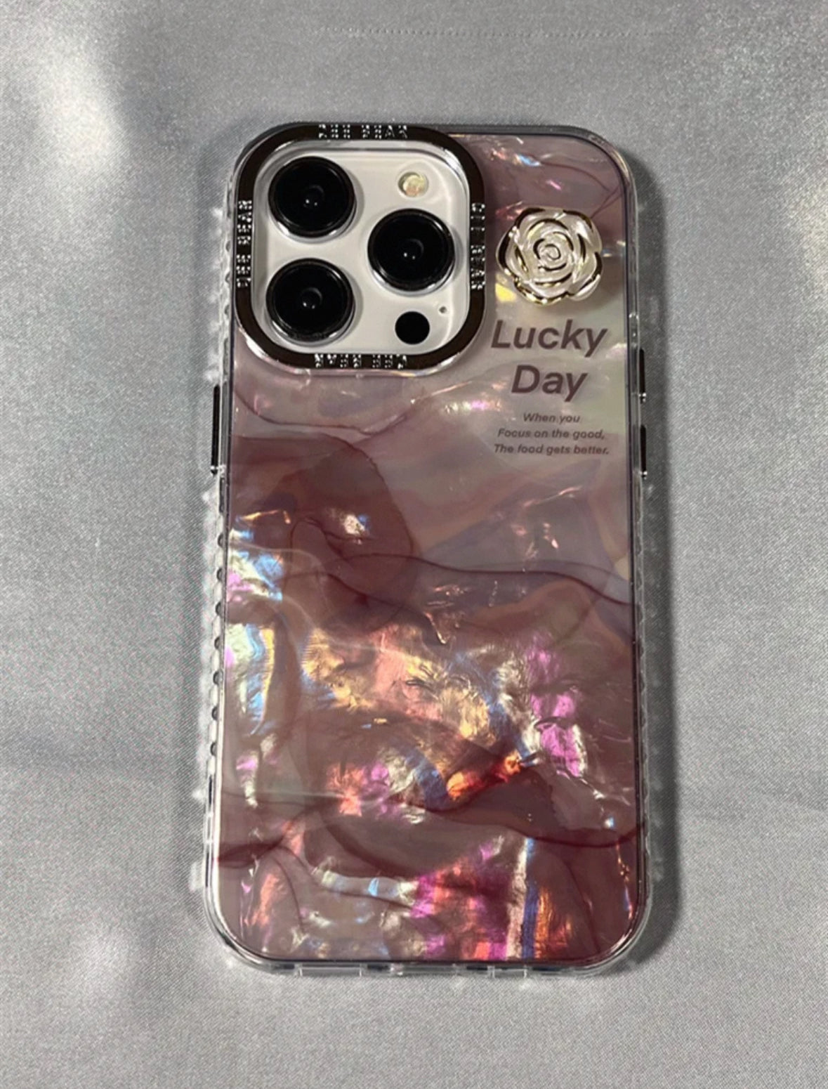 立体な椿柄が施された、エレガントなスマホケース (Three - dimensional camellia - themed phone case, crafted for the elegant divas)(SJK033)