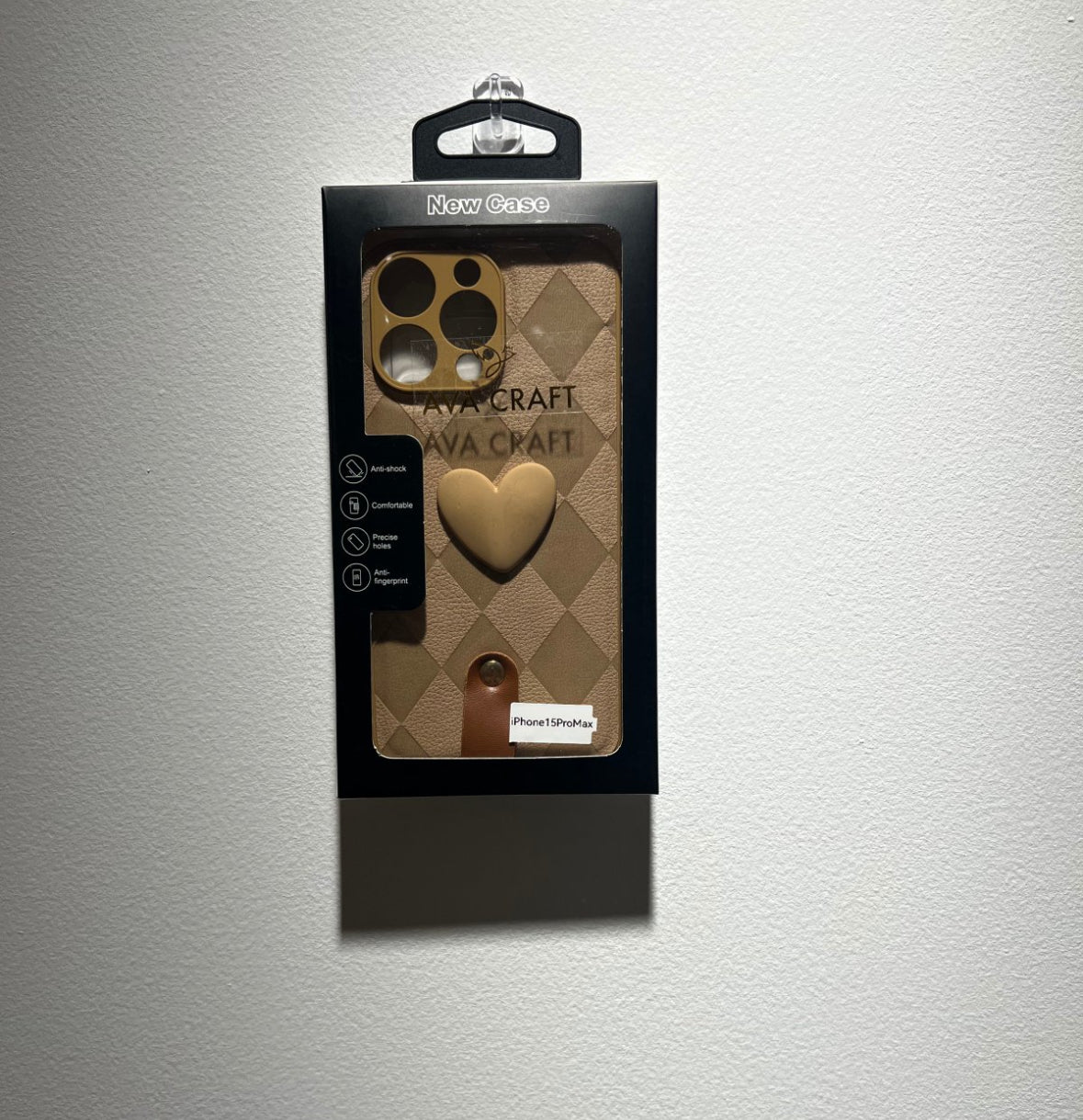 ダイヤモンドパターンとハート柄が施されたブラウン色のスマホケース ( Brown phone case with diamond - shaped grids and heart patterns)(SJK047))