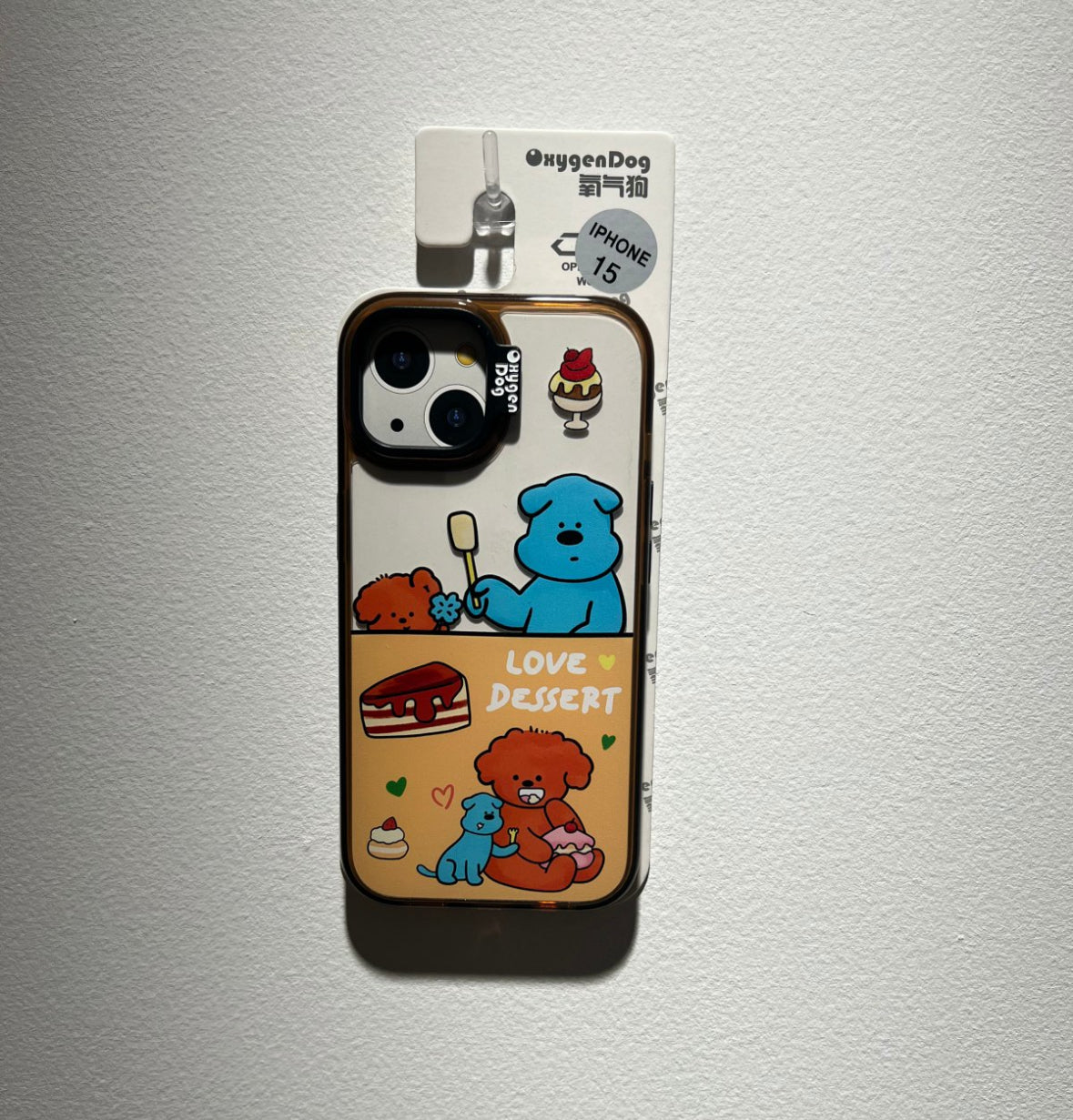 ケーキと可愛い青い犬のデザインのスマホケース (Phone case featuring cakes and an adorable blue dog design)(SJK080)