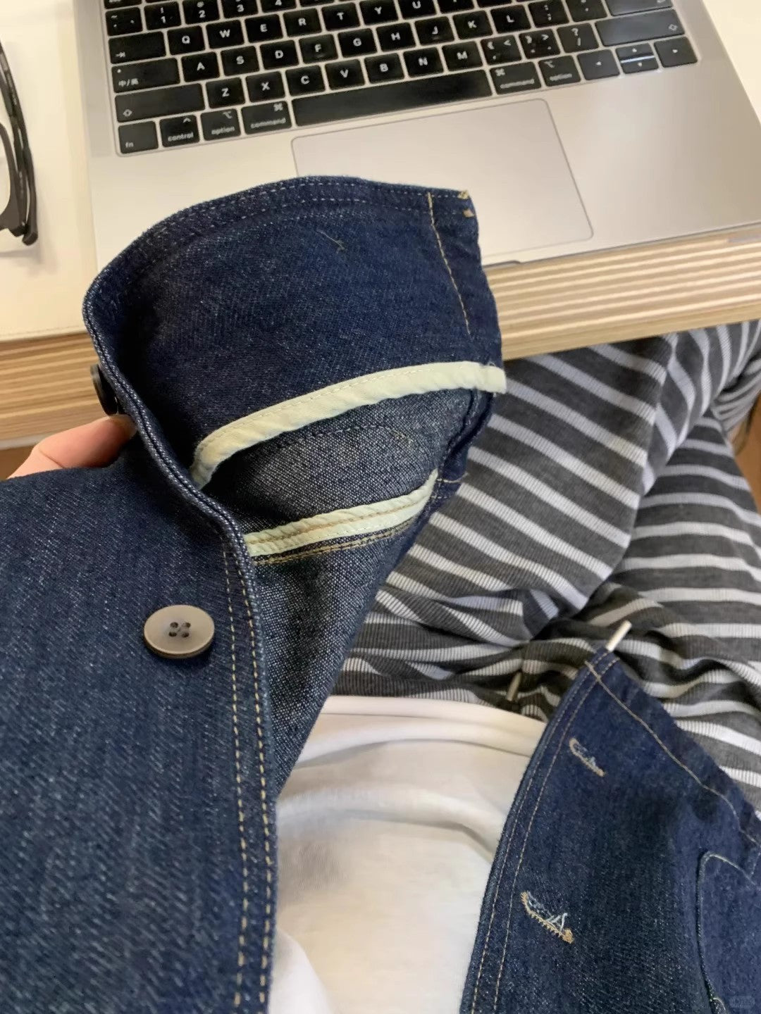 レトロなデニムのベストですA retro denim vest.