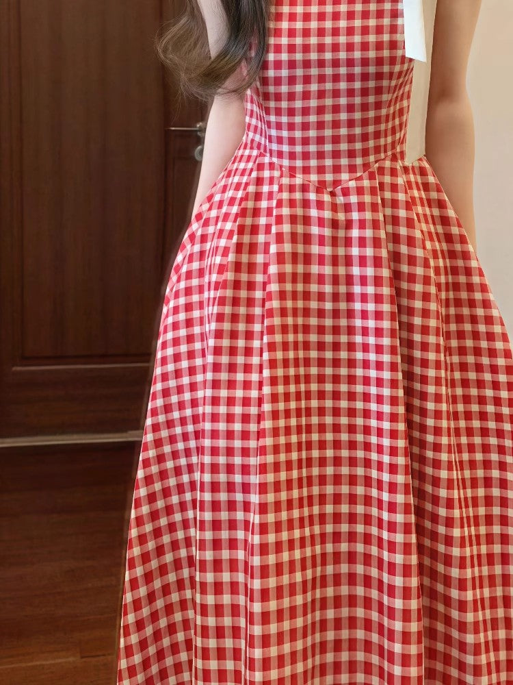 赤いチェックのワンピースですRed checkered dress