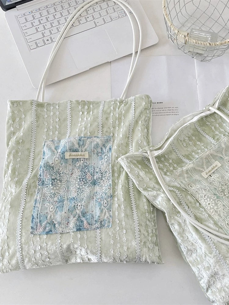 レースのパッチワークビロードシルク感のキャンバスバッグですLace patchwork velvet silk-like canvas bag