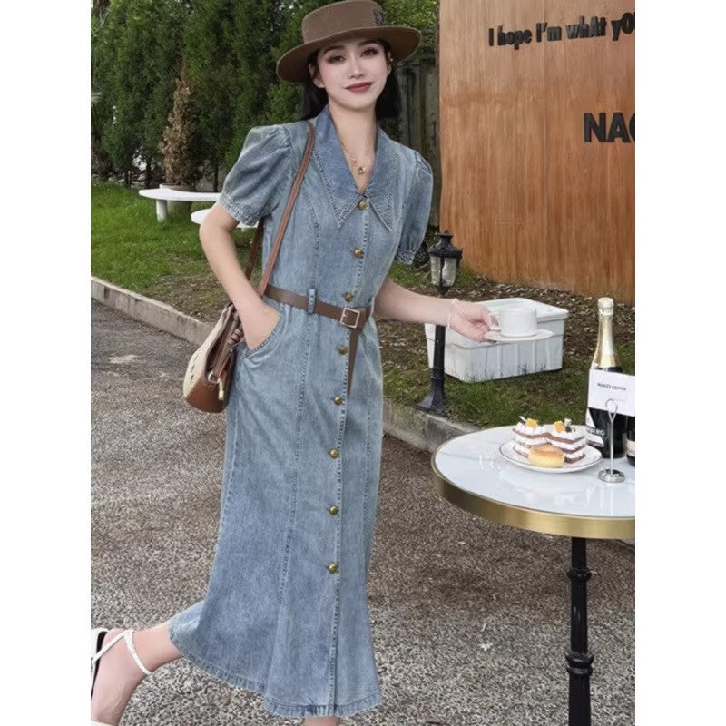 半袖のデニムワンピースですA short sleeve denim dress.