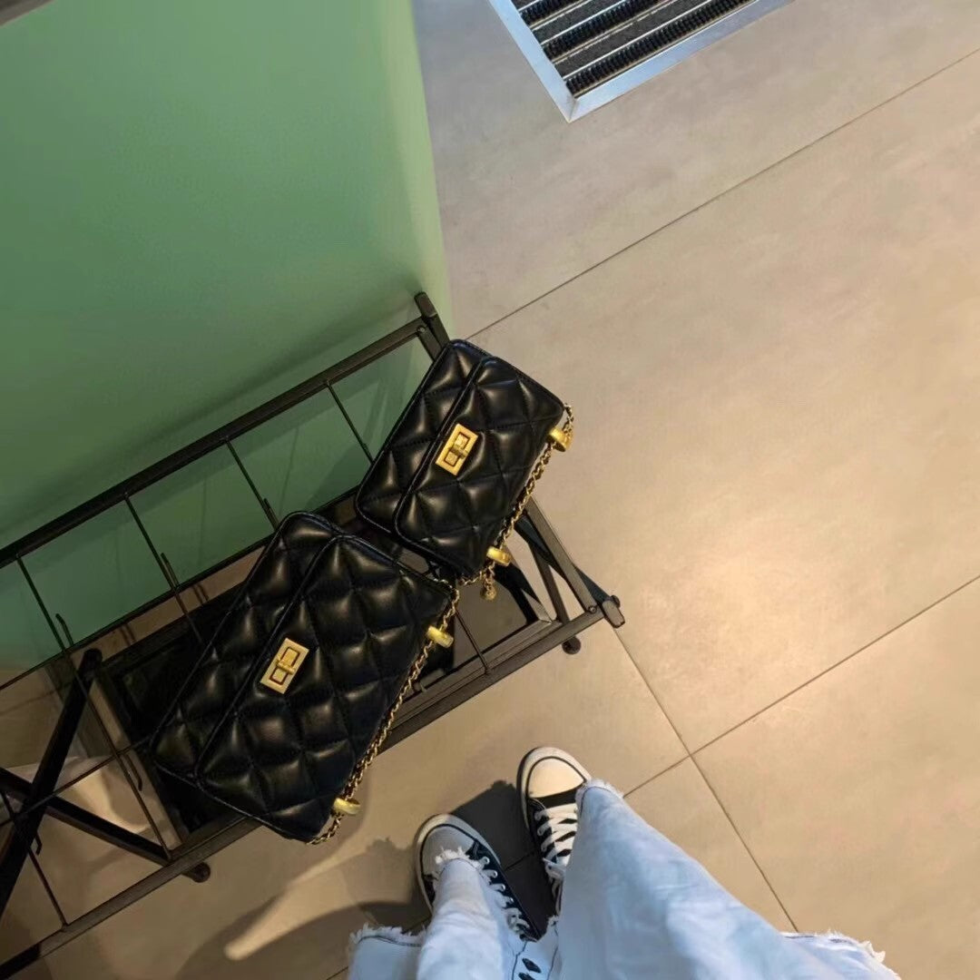 高級感のあるおしゃれなショルダーバッグですHigh-end texture and fashionable single-shoulder small square bag