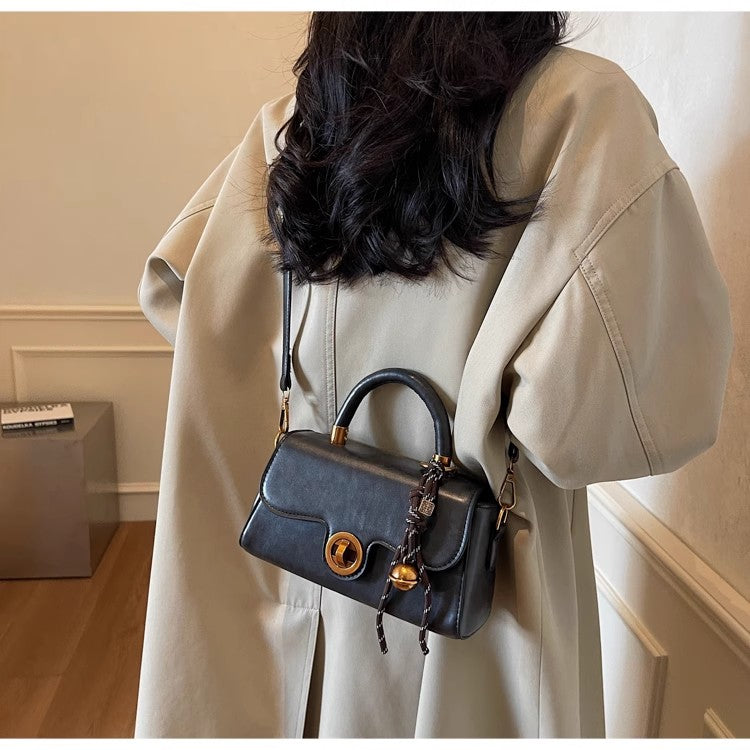 サンロックハンドバッグカジュアルコーディネートのワンショルダーバッグですFashionable lock button handbag, casual and versatile single-shoulder crossbody bag