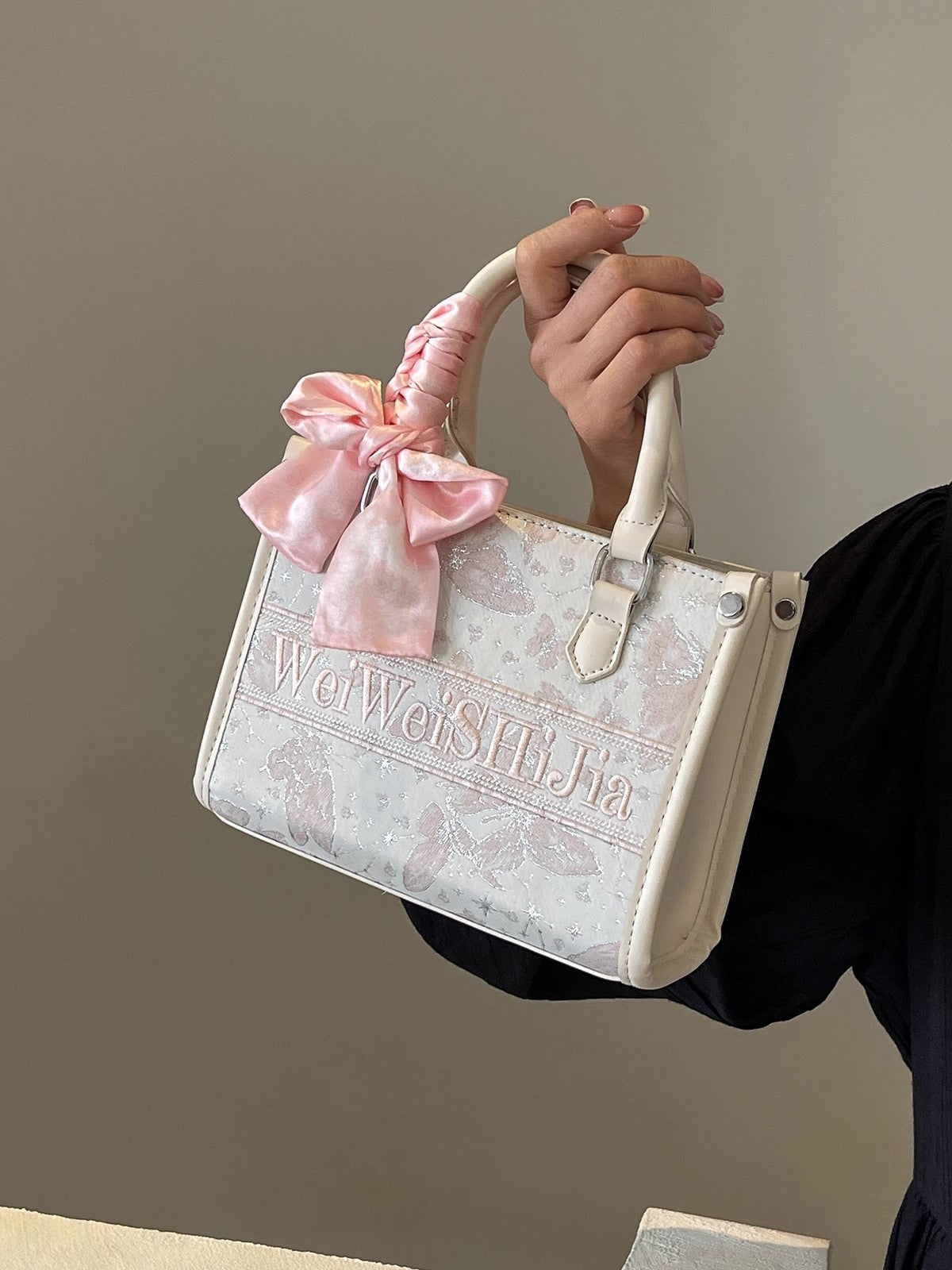 春夏はプチデザインのワンショルダーバッグを愛用していますA versatile and unique single-shoulder hand-held small square bag for spring and summer