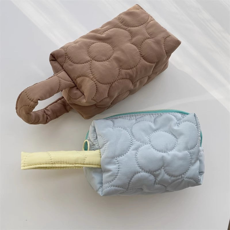 日本のキルティングポリエステルのフラワーポーチですJapanese-style quilted polyester flower cosmetic bag
