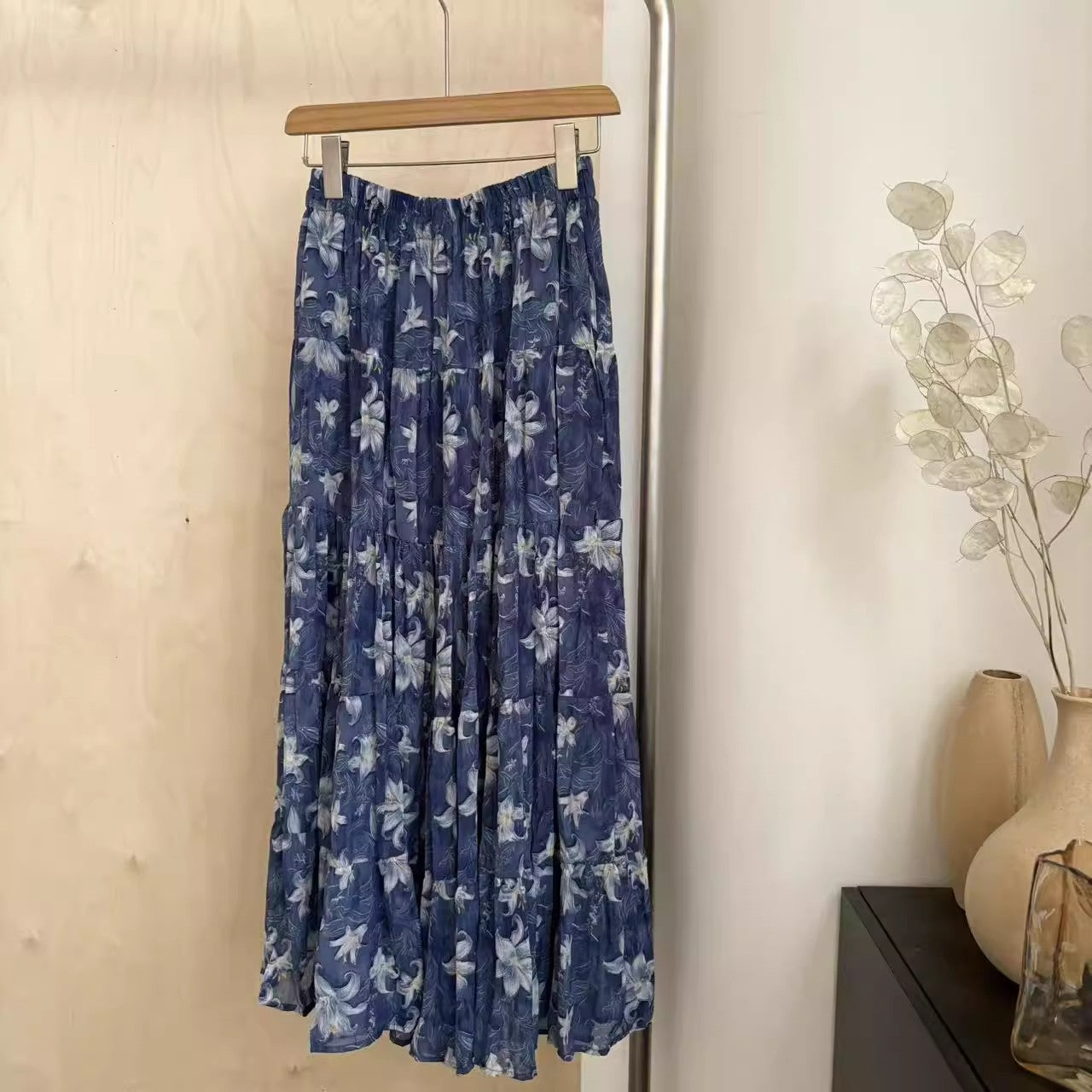 青い花柄のスカートですBlue floral skirt