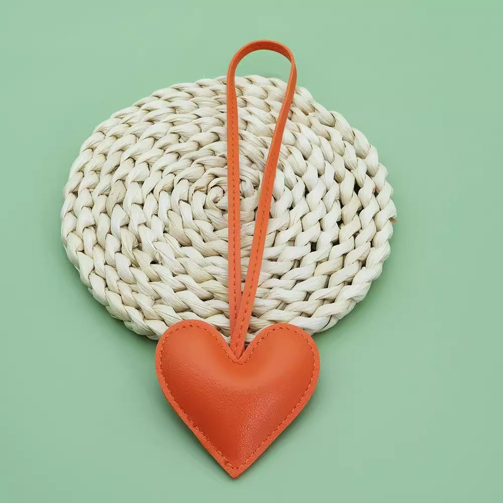 革のハートバッグのストラップですLeather heart-shaped bag pendant