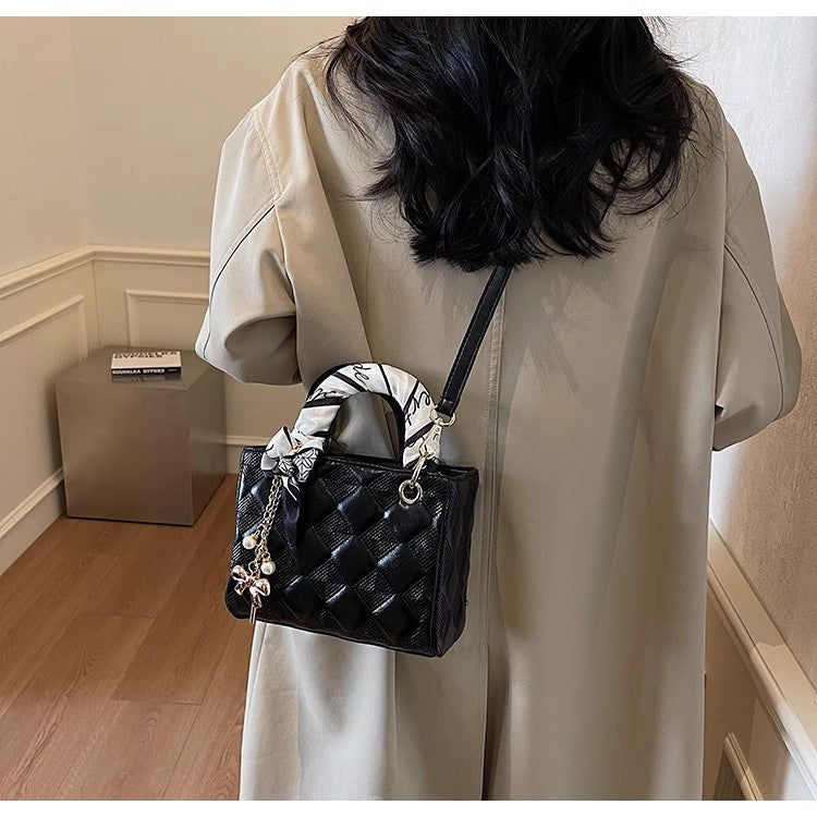 香風ちゃんは妃のバッグを手に提げていますXiao Xiangfeng is carrying a Princess Diana bag