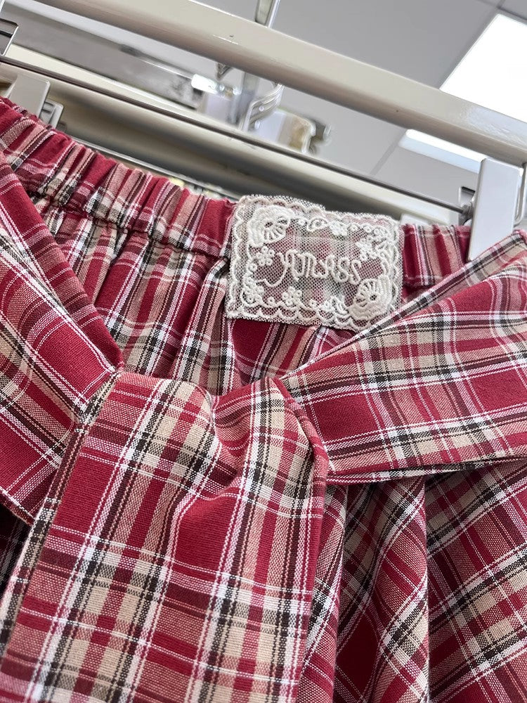 チェックのハーフスカートA woman in a plaid skirt