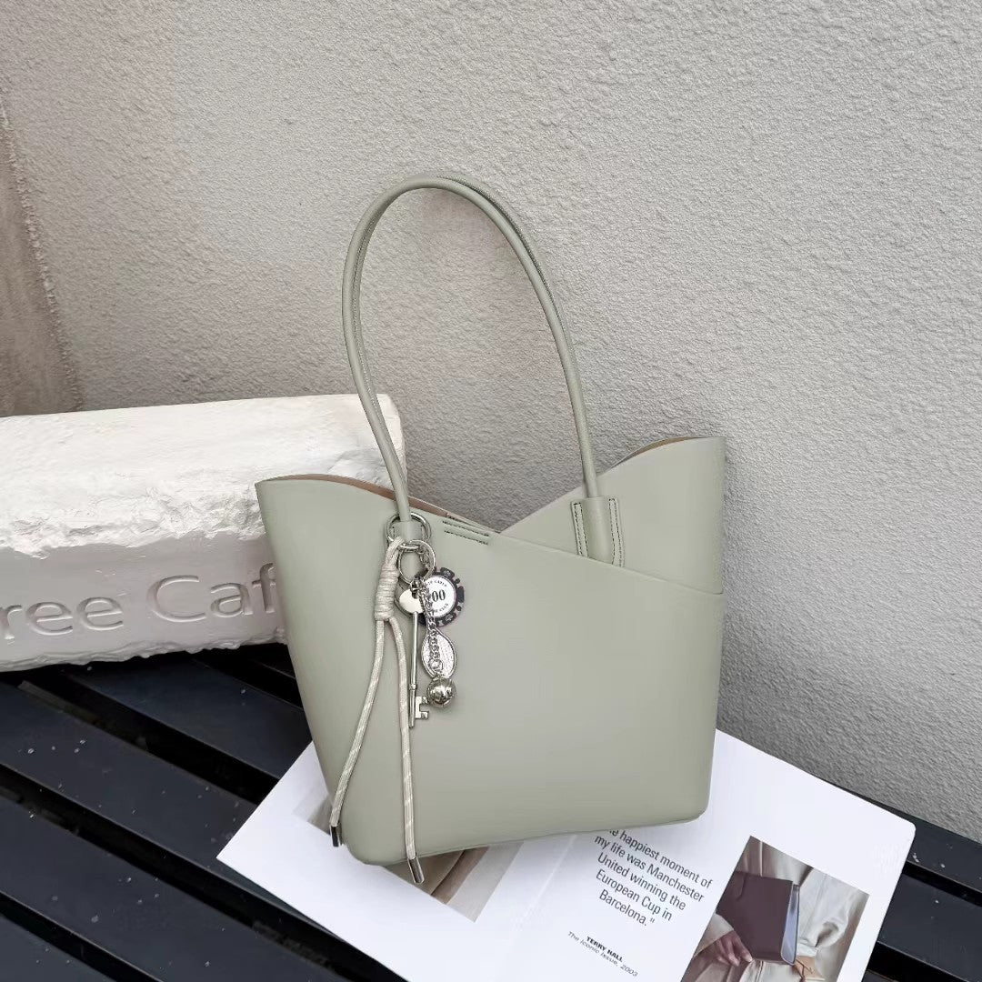 高級感のあるニッチなソフトバッグ韓国風の母トートバッグですA high-end, niche soft leather bag with a Korean style and a trendy tote bag