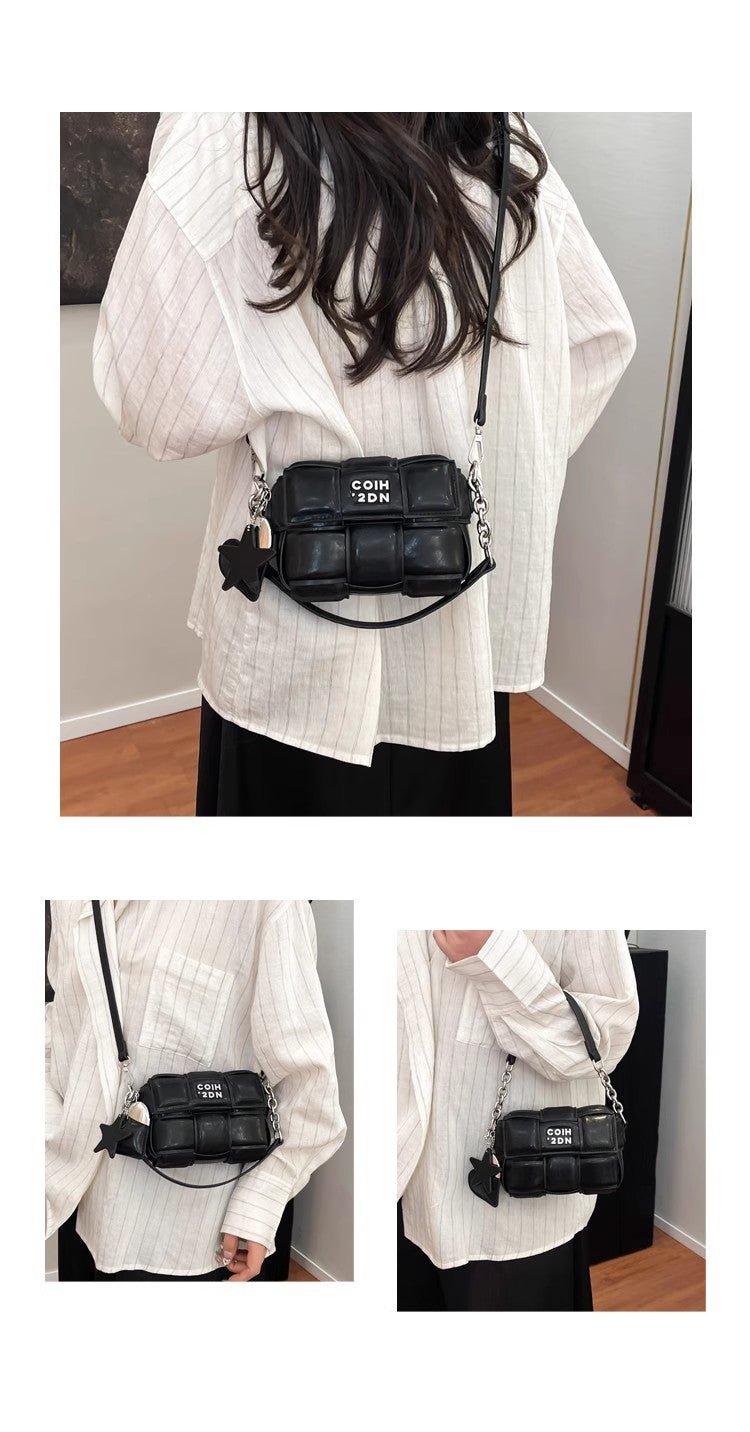 流行は軽くてニッチなデザイン高級感のある斜め掛けポーチですA trendy, light luxury, niche design, and high-end crossbody small bag