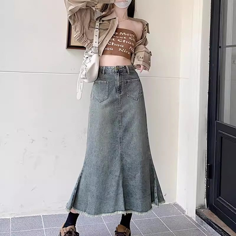 ミドル丈のフィッシュテールスカートのデニムスカートですMedium length fish tail skirt, denim skirt.