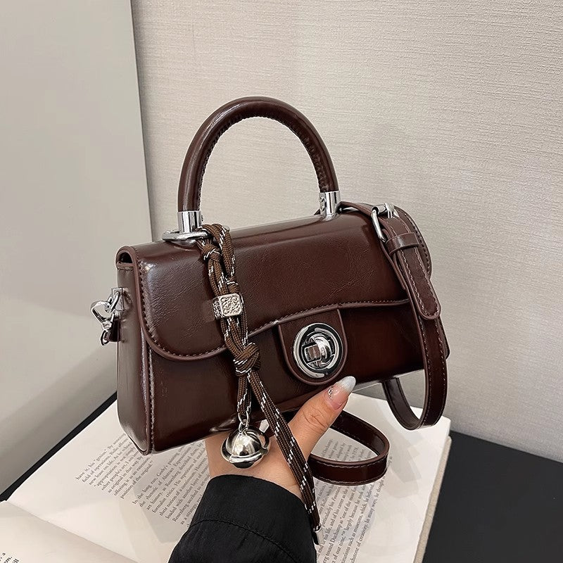 おしゃれなショルダーバッグにもぴったりですVersatile crossbody bag and fashionable handbag