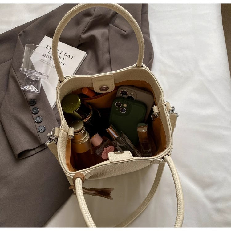 柔らかなバケツバッグライチ柄のショルダーバッグですSoft-faced bucket bag with lychee pattern, single-shoulder crossbody bag