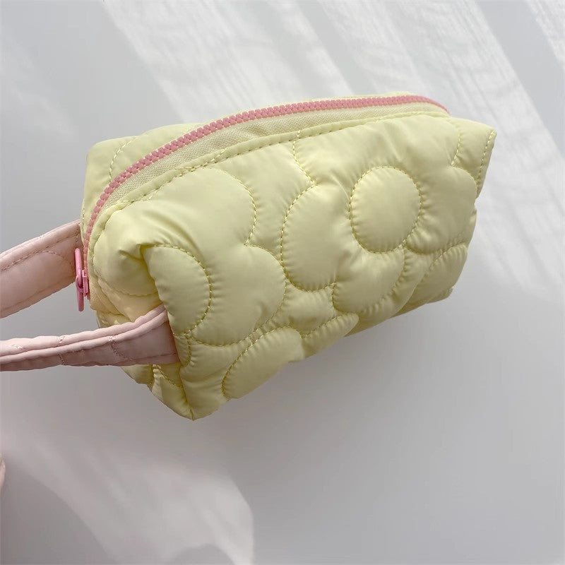 日本のキルティングポリエステルのフラワーポーチですJapanese-style quilted polyester flower cosmetic bag