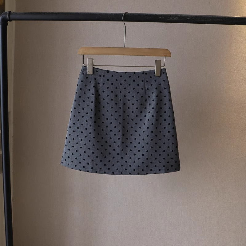 ハイウエストのAラインスカートですHigh-waisted A-line skirt short skirt