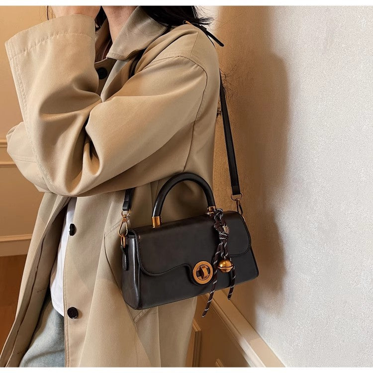 サンロックハンドバッグカジュアルコーディネートのワンショルダーバッグですFashionable lock button handbag, casual and versatile single-shoulder crossbody bag