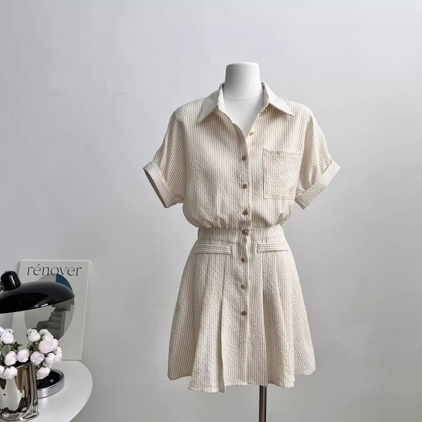 ストライプのブラウスワンピースですA striped blouse dress.