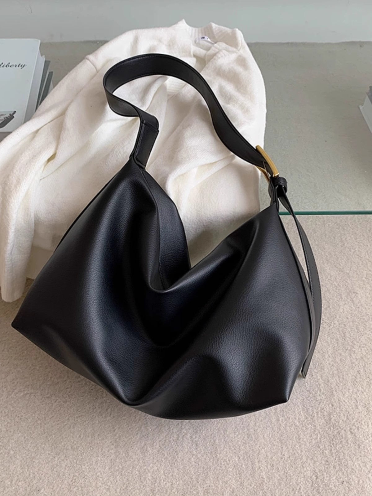 大容量斜め掛けカジュアル餃子バッグですA large-capacity crossbody bag for casual dumplings