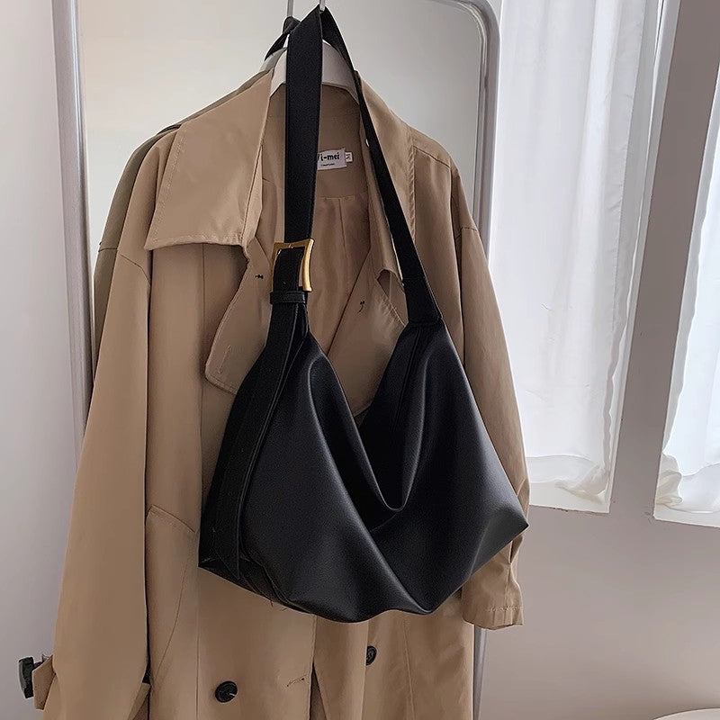 大容量斜め掛けカジュアル餃子バッグですA large-capacity crossbody bag for casual dumplings