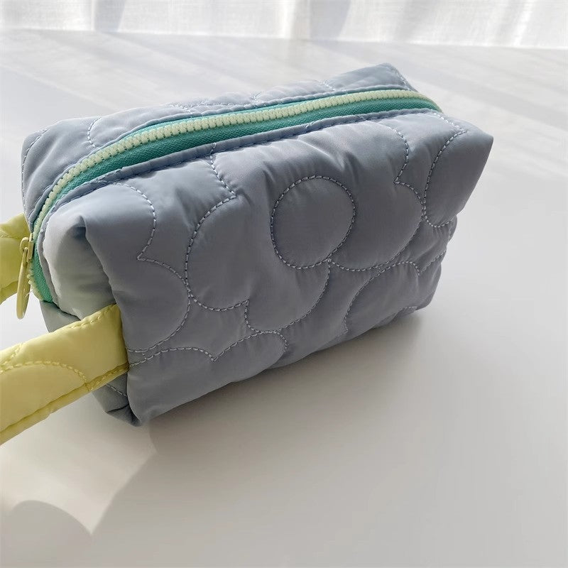 日本のキルティングポリエステルのフラワーポーチですJapanese-style quilted polyester flower cosmetic bag