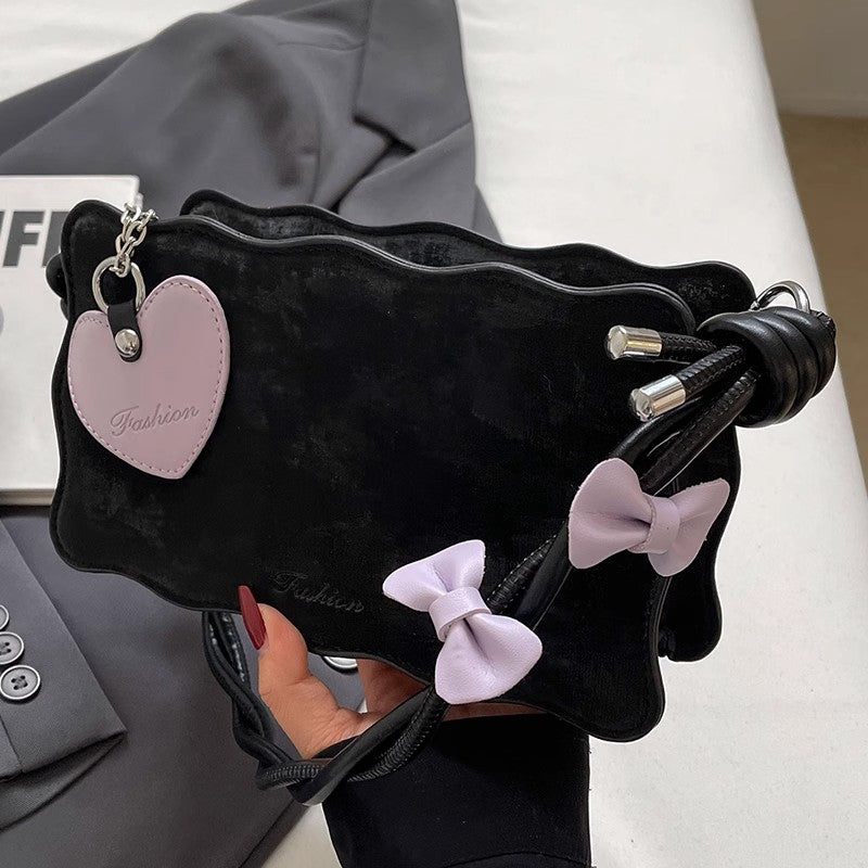 春夏はプチデザインのワンショルダーバッグを愛用していますA versatile and unique single-shoulder hand-held small square bag for spring and summer