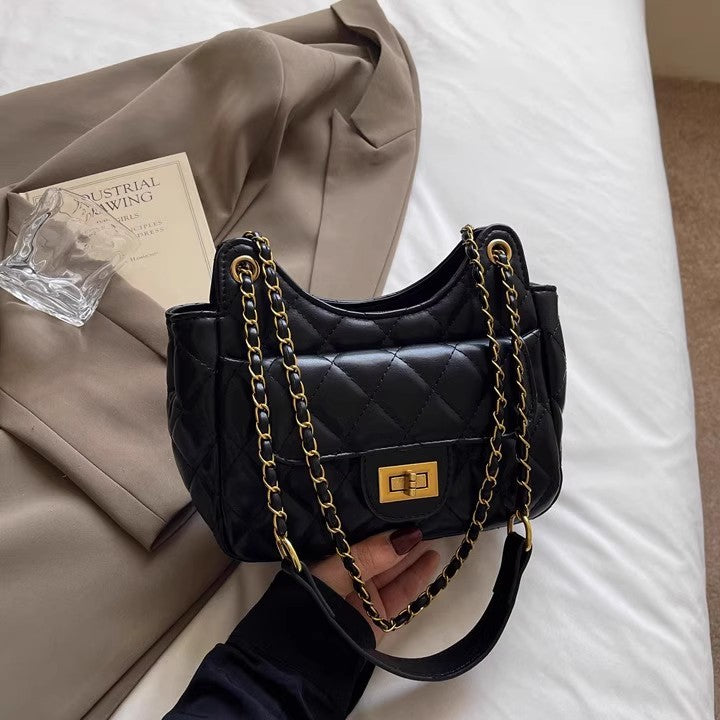 セレブ香ちゃん風菱格チェーンバッグですA diamond-shaped chain bag with a touch of elegance