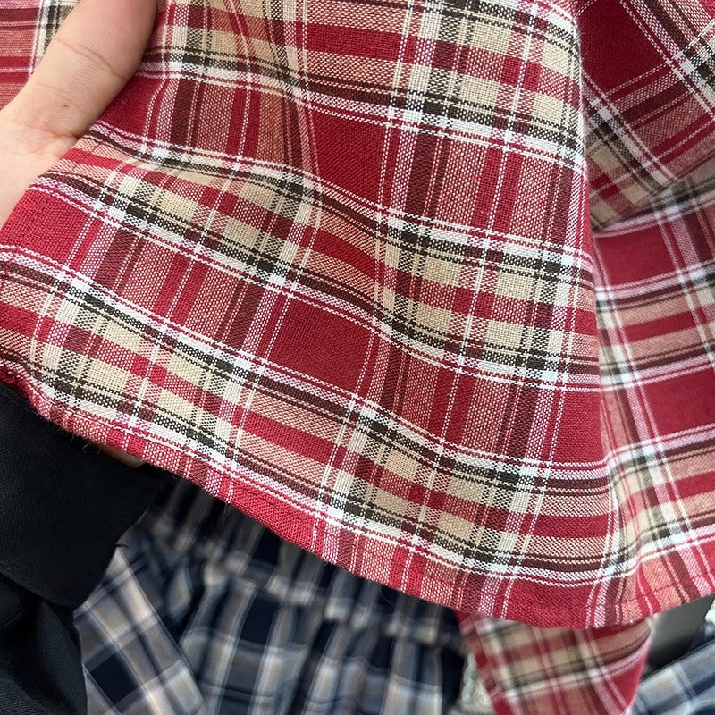 チェックのハーフスカートA woman in a plaid skirt