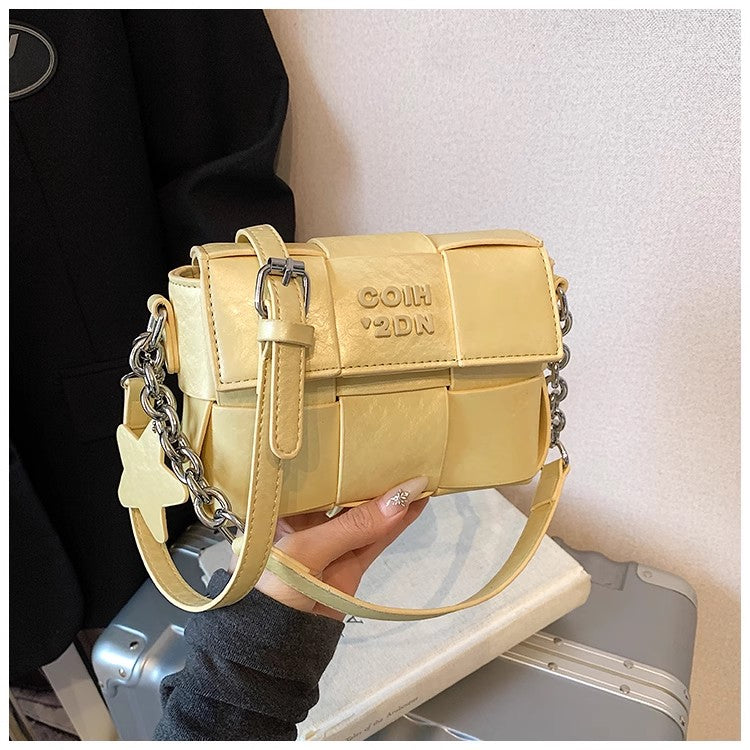 小ぶりなデザインのバッグ編み高級感がありますThe niche design of the woven small square bag exudes a sense of luxury