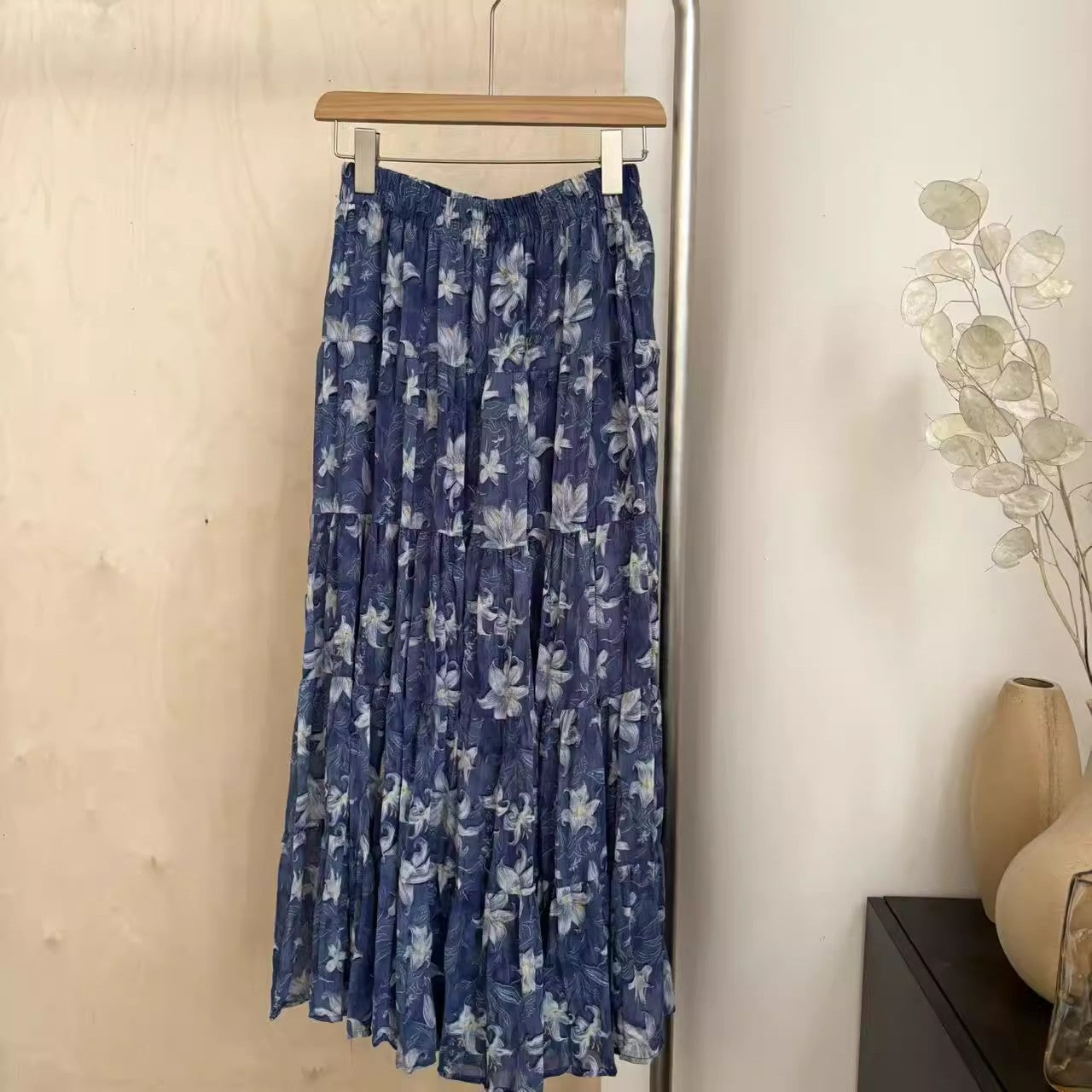 青い花柄のスカートですBlue floral skirt